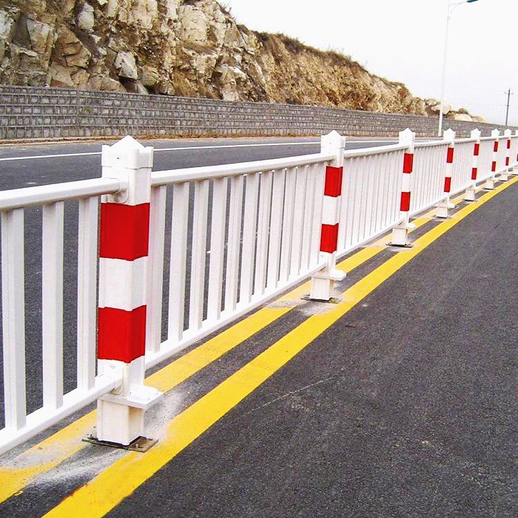 供應(yīng)高速道路交通安全隔離防撞護(hù)欄廠家批發(fā)市政交通設(shè)施道路護(hù)欄