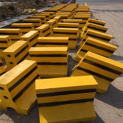 廣東廠家現(xiàn)貨供應(yīng)水泥隔離墩 道路安全設(shè)施的核心保障